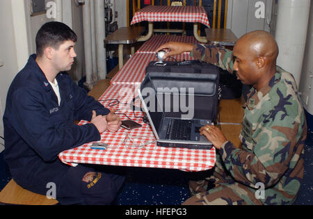 031016-N-7575W-004 a bordo della USS Kitty Hawk (CV 63) 16 ottobre 2003 Ð MachinistÕs Mate 3° di classe Michael Barton, da Texarkana, Texas, ottiene la sua fotografia scattata da segnalatore di seconda classe Charles Mishoe, da Conway, S.C., in avanti il disordine dei ponti a bordo della USS Kitty Hawk (CV 63). Questo processo è parte di Kitty HawkÕs command-wide di identificazione di impronte digitali e di screening. La portaerei ha recentemente completato un esteso di cinque mesi il periodo di manutenzione a Yokosuka, Giappone. Stati Uniti Navy foto di PhotographerÕs Mate 3° di classe Jason R. Williams. (Rilasciato) Navy US 031016-N-7575W-004 macchinista%%5Ersquo,s Mate Foto Stock