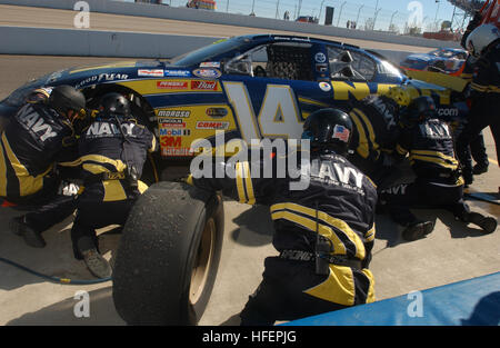 Il team di pit crew Navy NASCAR Busch Series Racing Team cambia gli pneumatici e rifornisce la Navy Life Accelerator Chevy Monte Carlo durante il Sam's Town 250 al Memphis Motorsports Park, dimostrando il coordinamento del team e la manutenzione del veicolo. Foto Stock