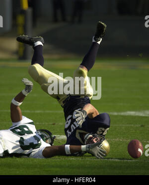 031101-N-9693M-474 Annapolis, Md. (nov. 1, 2003) -- Tulane wide receiver Carl Davis si estende per un pass con punta marina come rotoli di sicurezza al di fuori del gioco nel corso della Marina 35-17 vittoria su Tulane. Le aspiranti guardiamarina, classificato primo nella nazione in fretta il reato acquisita 357 yards sulla terra. Marina (6-3) battere Tulane per la prima volta dal 1999. L'Onda Verde (3-6) perse per il quinto tempo rettilineo. Stati Uniti Navy foto di PhotographerÕs Mate 2a classe Damon J. Moritz. (Rilasciato) Navy US 031101-N-9693M-474 Tulane wide receiver Carl Davis si estende per un pass con punta di sicurezza marina Josh Smith rotola fuori o Foto Stock