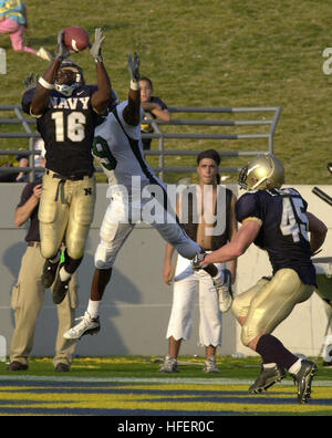 031101-N-9693M-068 Annapolis, Md. (nov. 1, 2003) -- angolo Navy retro Shalimar braciere catture un pass destinati per Tulane wide receiver Roydell Williams nel corso della Marina 35-17 vittoria su Tulane. Le aspiranti guardiamarina, classificato primo nella nazione in fretta il reato acquisita 357 yards sulla terra. Marina (6-3) battere Tulane per la prima volta dal 1999. L'Onda Verde (3-6) perse per il quinto tempo rettilineo. Stati Uniti Navy foto di PhotographerÕs Mate 2a classe Damon J. Moritz. (Rilasciato) Navy US 031101-N-9693M-068 Navy retro angolo Shalimar braciere catture un pass destinati per Tulane wide receiver Roydell Wil Foto Stock