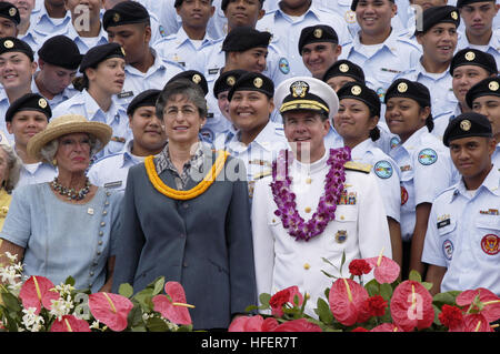 031111-N-5640H-069 dello stato delle Hawaii il cimitero dei veterani, Kaneohe, Hawaii - (nov. 11, 2003) -- ammiraglio Thomas B. Fargo e Hawaii il governatore Linda Lingle raccogliere per una foto di gruppo al 2003 del governatore del veterano Cerimonia della Giornata. Veterani di Guerra, active duty e gli ospiti si sono riuniti presso la dello stato delle Hawaii il cimitero dei veterani di Kaneohe, Hawaii per celebrare il cinquantesimo anniversario della Guerra di Corea sul veterano del giorno. (Rilasciato) Navy US 031111-N-5640H-069 Adm. Thomas B. Fargo e Hawaii il governatore Linda Lingle raccogliere per una foto di gruppo al 2003 del governatore del veterano Cerimonia della Giornata Foto Stock