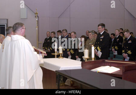 031114-N-8861F-002 napoli, Italia (nov. 3, 2003) -- Memorial servizi erano tenuti presso l'U.S. Cappella della marina a bordo di supporto navale attività di Capodichino a Napoli, Italia, per 12 Carabinieri polizia paramilitare, 4 soldati e 2 civili italiani uccisi durante un attentato terroristico di Nassiriya, Iraq, 12 novembre. In attacco, un esplosivo-laden carrello si avvicinò e fatta esplodere di fronte ad un edificio all'interno del composto italiana nel sud della città irachena. L'ultima volta in Italia ha subito perdite militari vicino a questo livello è stato nel 1961, quando 13 aviatori italiani sono stati uccisi in Congo durante un aiuto o Foto Stock