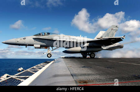 031116-N-6213R-071 Oceano Pacifico (nov. 16, 2003) -- Un F/A-18C Hornet assegnato al "pugno di Flotta" di Strike Fighter Squadron due cinque (VFA) lancia da uno dei quattro alimentati a vapore di una catapulta a bordo della USS John C. Stennis (CVN 74). Stennis e suo avviato Carrier aria Wing quattordici (CVW-14) sono in mare composito conduttore unità di addestramento Esercizio (COMPTUEX) nella preparazione di un imminente distribuzione. Stati Uniti Navy foto dal fotografo compagno del 3° di classe Mark J. Rebilas. (Rilasciato) Navy US 031116-N-6213R-071 un F-A-18C Hornet assegnati per il pugno della flotta di Strike Fighter Squadron due Fi Foto Stock