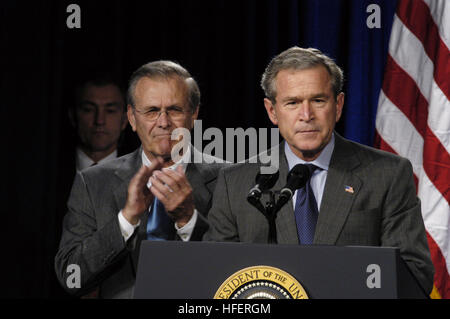 031124-D-2987S-058 Pentagono, Washington D.C. (Nov. 24, 2003) -- il Segretario della Difesa Donald H. Rumsfeld elogia il Presidente George W Bush durante il suo commento al Pentagono. Il Presidente Bush è venuto alla costruzione di firmare l'autorizzazione per la difesa di Bill. Mentre vi Bush ha anche firmato una legislazione che permette di lavorare per iniziare a livello nazionale personale di sicurezza di sistema. Dipartimento della Difesa foto di Helene C. Stikkel (rilasciato) Navy US 031124-D-2987S-058 il Segretario della Difesa Donald H. Rumsfeld elogia il Presidente George W Bush Foto Stock