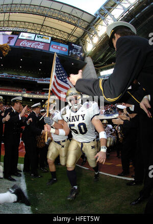 031230-N-6213R-002 Houston, Texas (dec. n. 30, 2003) -- Navy linebacker Ben Mathews conduce i suoi compagni di squadra sul campo prima della inclinazione MidshipmenÕs con Texas Tech in EV1.Net Houston Bowl al Reliant Stadium di Houston, Texas. Le aspiranti guardiamarina dell'U.S. Naval Academy ha perso per la Red Raiders, 38-14, lasciando la marina con un 8-5 record sull'anno. Navy si vantava il top rushing reato nella divisione 1-A, mentre Tech aveva il leader nationÕs passando reato. Stati Uniti Navy foto dal fotografo compagno del 3° di classe Mark J. Rebilas. (Rilasciato) Navy US 031230-N-6213R-002 Navy linebacker Ben Mathews conduce il suo te Foto Stock