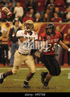 031230-N-6213R-012 Houston, Texas (dec. n. 30, 2003) -- Navy wide receiver Amir Jenkins fantini per la posizione su un pass giocare contro Texas Tech sicurezza Aycock Ryan durante il EV1.Net Houston Bowl al Reliant Stadium di Houston, Texas. Le aspiranti guardiamarina dell'U.S. Naval Academy ha perso per la Red Raiders, 38-14, lasciando la marina con un 8-5 record sull'anno. Navy si vantava il top rushing reato nella divisione 1-A, mentre Tech aveva il leader nationÕs passando reato. Stati Uniti Navy foto dal fotografo compagno del 3° di classe Mark J. Rebilas. (Rilasciato) Navy US 031230-N-6213R-012 Navy wide receiver Amir Jenkins fantini Foto Stock