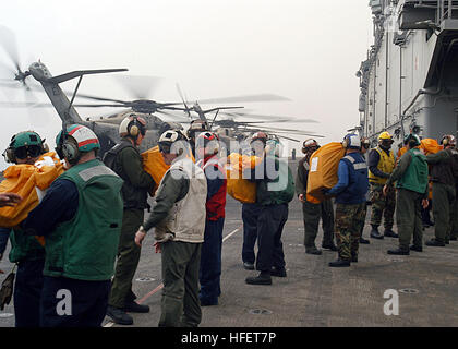 030327-N-1512S-003 il Golfo Arabico (Mar. 27, 2003) -- Il ponte di volo equipaggio di offload mail durante i quarti di volo a bordo della USS Kearsarge (LHD 3). Kearsarge è distribuito a sostegno dell'Operazione Iraqi Freedom, multi-nazionali della Coalizione sforzo per liberare il popolo iracheno, eliminare IraqÕs armi di distruzione di massa e la fine del regime di Saddam Hussein. Stati Uniti Navy foto di PhotographerÕs Mate Airman Kenny Swartout. (Rilasciato) Navy US 030327-N-1512S-003 il ponte di volo equipaggio di offload mail durante i quarti di volo a bordo della USS Kearsarge (LHD 3) Foto Stock