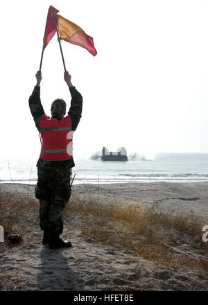 050111-N-7506R-005 Onslow Bay, N.C. (Gen. 11, 2005) Ð di Boatswain Mate 2a classe Annie Gottschamer di Virginia Beach, Virginia, una rampa Marshall assegnato al XXVI Marine Expeditionary Unit (MEU), dirige in arrivo una Landing Craft Air Cushion (LCAC) veicolo, assegnato a Assault Craft quattro unità (ACU-4). La USS Kearsarge (LHD 3) Expeditionary Strike Group (ESG) e il ventiseiesimo MEU partecipano in un esercizio di ESG in preparazione per una prossima distribuzione programmata. Stati Uniti Navy foto dal fotografo di Mate Airman Dexter Roberts (rilasciato) Navy US 050111-N-7506R-005 di Boatswain Mate 2a classe Annie Go Foto Stock