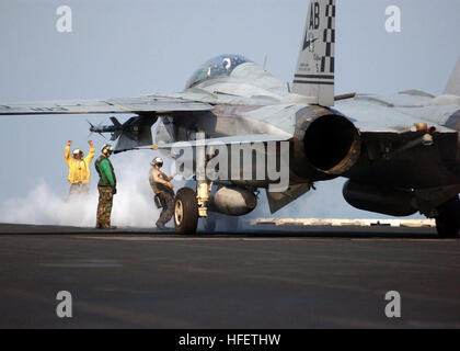 040122-N-7090S-003 Golfo Arabico (GEN. 22, 2004) Ð il ponte di volo il personale a bordo della USS Enterprise (CVN 65) effettuare controlli finali a un F-14A Tomcat assegnato all'ÒCheckmatesÓ del Fighter Squadron due uno uno (VF-211) prima che venga avviato da uno dei due catapulte sulla prua shipÕs della centrale nucleare powered portaerei. Enterprise è nella regione del Golfo Arabo su una regolare distribuzione pianificata, condurre missioni a sostegno dell'Operazione Iraqi Freedom e il proseguimento della guerra al terrorismo. Stati Uniti Navy foto dal fotografo di Mate Airman Jhi L. Scott. (Rilasciato) Navy US 040122-N-7090S-003 marinai aboar Foto Stock