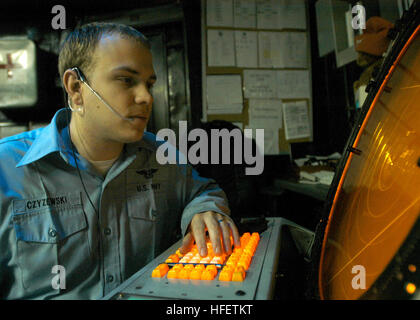 040129-N-7278A-004 Mar Rosso (GEN. 29, 2004) Ð il controllore del traffico aereo di terza classe Larry Czyzewski da Baltimore, Md., mantiene un occhio vigile sul suo schermo radar nel Supporto Centro di controllo del traffico aereo (CATCC) a bordo della nuclear powered portaerei USS Enterprise (CVN 65). Il personale assegnato al monitor CATCC e aerei diretti entro 50 miglia numerica della centrale nucleare-powered portaerei. Stati Uniti Navy foto dal fotografo di Mate Airman Lucious P. Alexander Jr. (rilasciato) Navy US 040129-N-7278A-004 controllore del traffico aereo di terza classe Larry Czyzewski da Baltimore, Md., mantiene un orologio Foto Stock
