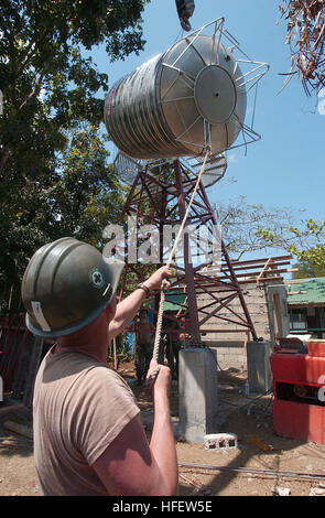 040225-N-4142G-027 Puerto Princesa, Palawan Repubblica delle Filippine (RP) Febbraio 25, 2004 - Naval Mobile Battaglione di costruzione due cinque NMCB (25) e i membri delle forze armate delle Filippine (AFP) paranco un serbatoio di acqua in posizione in corrispondenza del Bacungan scuola elementare. Il progetto è stato uno dei quattro Engineering azione civica progetti (ENCAP) che la Seabees sono in conduzione durante la fase di esercizio Balikatan 2004. Altri siti del progetto includono la costruzione di una doppia camera Home Economia costruzione manuale in Austria Memorial School in Barangay San Manuel, di riparazione e di rinnovamento della città Ufficio per la salute e la Foto Stock