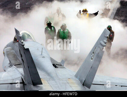040225-N-9907G-005 Onboard USS Harry S Truman (CVN 75). Attraverso la densa di vapore, un piano direttore guide un FA-18C da VFA-87 partito della guerra su una catapulta. USS Harry Truman (CVN 75) è attualmente in fase di qualifiche del gestore e ponte di volo la certificazione al largo della costa atlantica. (US Navy foto: Fotografo Mate 2a classe Floyd Grimm. Rilasciato da HST Affari pubblici). US Navy 040225-N-9907G-005 vapore sorge uno dei quattro sistemi di catapulta a bordo della USS Harry Truman (CVN 75), come un piano capitano si prepara un F-A-18C Hornet assegnato a %%5Eldquo,guerra parte%%5Erdquo, di Strike Fighter Squa Foto Stock