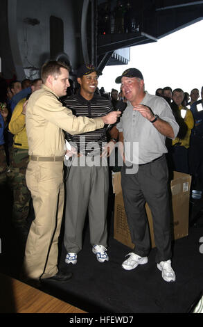 040303-N-5319A-012 Golfo Arabico (Mar. 3, 2004) - Professional Golfers Tiger Woods e contrassegnare O'Mara parlare all'equipaggio nell'hangar raccontando i membri della centrale nucleare powered portaerei USS George Washington (CVN73) che "noi e tutti i golfisti del PGA sono orgogliosi di quello che stai facendo.' Tiger Woods accompagnato dal suo fidanzato Elin Nordegren, PGA player Mark O'Meara e caddie Steve Williams e Greg Rita ha visitato il Norfolk, Virginia in base portante nel Golfo Arabico prima di partecipare all'European PGA Tour di Dubai Desert Classic il giovedì. La George Washington Carrier Strike Grou Foto Stock