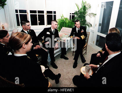 U S'Accademia Navale di Annapolis MD, 3 marzo 2004, ADM ViceCNO M. Mullen chat con aspiranti guardiamarina dopo cena prima di andare a una lezione di Forrestal dato dall ex Presidente George H. Bush per tutta Brigrade di aspiranti guardiamarina.Lo scopo di questa serie di conferenze, è quello di potenziare la formazione e la consapevolezza e l'apprezzamento dei membri della brigata di aspiranti guardiamarina nella vita sociale, politica e dimensioni culturali della nazione e del mondo. Vengono presentati i principali rappresentanti provenienti da vari percorsi di vita - governo, le arti, umorismo, letteratura, istruzione, sport, politica, scienza e altri grandi fi Foto Stock