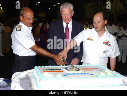 040309-N-2386V-004 Goa, India (Mar. 9, 2004) - Capt. Tom D. Crowley, Comandante della Amphibious Assault nave USS Boxer (LHD 4), destra, U.S. Ambasciatore David C. Mulford e Adm posteriore. Sunil Krashanaji Damle, Bandiera Comandante del porto di Goa, unisciti a tagliare una fetta di torta durante un ricevimento per la Marina Militare di Goa. Il boxer ha recentemente completato l'offload del Marine Corps velivoli e personale nel sostegno delle rotazioni di truppe in Iraq. Stati Uniti Navy foto dal fotografo compagno del 3° di classe Denise Vallee. (Rilasciato) Navy US 040309-N-2386V-004 Capt. Tom D. Crowley, Comandante della assaul anfibio Foto Stock