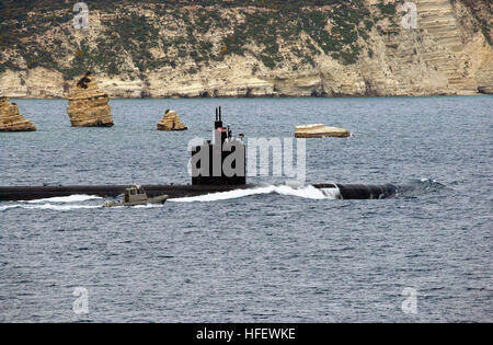 040311-N-0780-027 Souda Bay, Creta, Grecia (Mar. 11, 2004) - il nucleare attacco alimentato sommergibile USS Albany (SSN 753) è scortato fuori del Souda Bay Harbor da una pattuglia di sicurezza barca come Lei ottiene in corso a seguito di una breve visita di porta. Albany è homeported in Norfolk, Virginia ed è la terza migliore Los Angles attacco di classe sottomarino. La migliorata sottomarini sono più silenziosi, più veloce, scafo hanno piani di immersioni, fire perfezionati sistemi di controllo ed è rompere il ghiaccio in grado per operazioni polare. Stati Uniti Navy foto di Paul Farley. (Rilasciato) Navy US 040311-N-0780F-027 il nucleare attacco alimentato sommergibile USS Alban Foto Stock