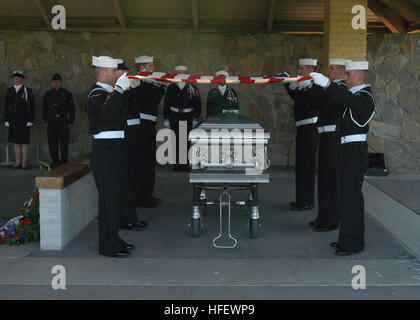 040416-N-3560G-103 Gustine ", California (Mar. 16, 2004) Ð il cerimoniale di unità assegnato alla Naval Air Station Lemoore rende pieno onore a un funerale militare a San Joaquin Cimitero Nazionale, Gustine ", California Il gruppo è composto da handpicked marinai di reporting direttamente dalla Marina militare per la formazione di base che sono addestrati a eseguire varie cerimoniale militare onori. Stati Uniti Navy foto dal fotografo compagno del 3° di classe Ronald Gutridge. (Rilasciato) Navy US 040316-N-3560G-103 il cerimoniale di unità assegnato alla Naval Air Station Lemoore rende pieno onore a un funerale militare a San Joaquin Cimitero nazionale, Foto Stock