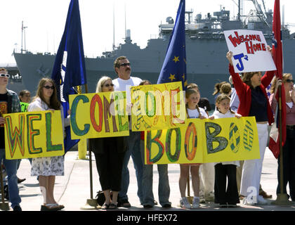 040404-N-6753L-015 San Diego, California (4 aprile 2004) - La famiglia e gli amici della USS Higgins (DDG 76) equipaggio attendono con ansia i loro cari ritorno alla stazione navale di San Diego, California Il missile destroyer tornato a San Diego dopo il completamento di una distribuzione estesa nel Golfo Arabico a sostegno dell'Operazione Iraqi Freedom (OIF). Stati Uniti Navy foto dal fotografo di Mate 2a classe Elizabeth J. Lewis. (Rilasciato) Navy US 040404-N-6753L-015 gli amici e la famiglia della USS Higgins (DDG 76) equipaggio attendono con ansia i loro cari ritorno alla stazione navale di San Diego, California Foto Stock