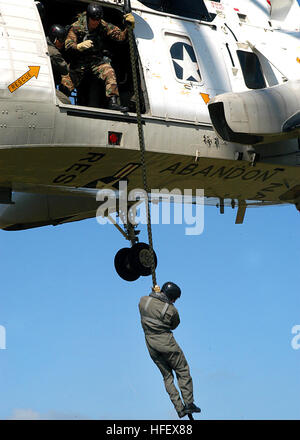 040408-N-8921O-012 Oak Harbor, nello Stato di Washington (Apr. 08, 2004) - equipaggio Survival Equipmentman 2a classe John Mann, di San Diego, California, corde veloce al di fuori di un UH-3H Sea King elicottero. Petty Officer Mann è assegnato per l'eliminazione degli ordigni esplosivi Unità Mobile undici (EODMU-11). L'unità è in conduzione veloce e corda rappelling esercizi per aiutare a preparare la squadra per la lotta contro le situazioni. Stati Uniti Navy foto dal fotografo di Mate Airman Chris Otsen. (Rilasciato) Navy US 040408-N-8921O-012 equipaggi Equipmentman sopravvivenza 2a classe John Mann, di San Diego, California, corde veloce al di fuori di un UH-3H Sea King elicottero Foto Stock