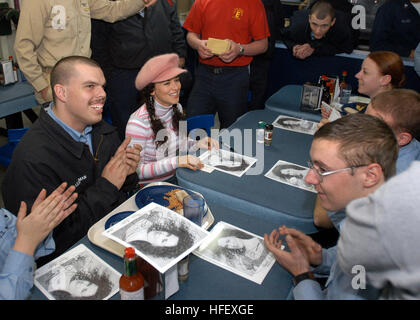 040416-N-6187M-002 Norfolk, Virginia (apr. 16, 2004) - Country Music entertainer Sherrie Austin riceve un applauso dopo aver cantato una canzone per il suo equipaggio a bordo della nuclear powered portaerei USS Enterprise (CVN 65). Il vettore è attualmente pier-lato dopo il ritorno da sei mesi di distribuzione. Stati Uniti Navy foto dal fotografo di Mate 2a classe lancia H. Mayhew Jr. (rilasciato) Navy US 040416-N-6187M-002 Country Music entertainer Sherrie Austin riceve un applauso dopo aver cantato una canzone per il suo equipaggio Foto Stock