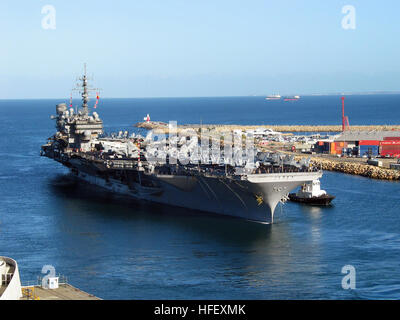 040422-0-9999S-023 Fremantle Harbour, Australia (apr. 22, 2004) - USS Kitty Hawk (CV 63) e avviato Carrier aria Wing cinque (CVW-5) tirare nel porto di Fremantle, Australia, dove gli equipaggi potranno godere di un periodo di cinque giorni di porto di scalo. Questo è stato Kitty Hawk's quinta visita a Fremantle e il nono di CVW-5. Kitty Hawk è uno dei due rimanenti alimentato convenzionalmente portaerei NEGLI STATI UNITI Marina ed è attualmente homeported a Yokosuka, Giappone. Foto di Gary Sheehan. (Rilasciato) Navy US 040422-O-9999S-023 USS Kitty Hawk (CV 63) e avviato Carrier aria Wing cinque (CVW-5) tirare nel porto di Fremantle, Australia Foto Stock