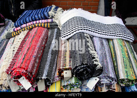 Interno di tessuti a mano patchwork su un tavolo. Foto Stock