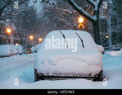 Una coperta di neve auto con tergicristalli spuntavano parcheggiato su una strada di Montreal su Giovedi, Dicembre 29, 2016. Foto Stock