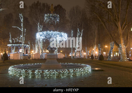 Le fontane illuminate di parco Zrinjevac a Zagabria in Croazia Foto Stock