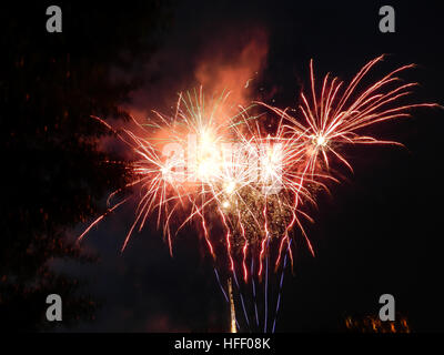 Lucido colorati fuochi d' artificio a notte oscura holiday Foto Stock