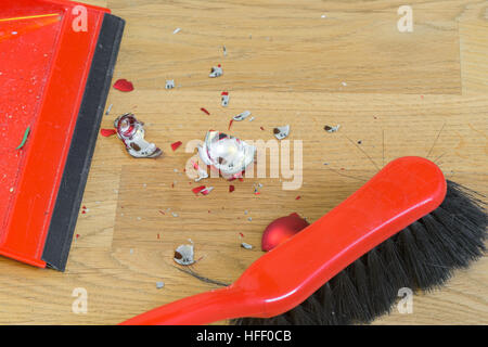 Frammenti di rotto una palla di natale su un pavimento di legno Foto Stock