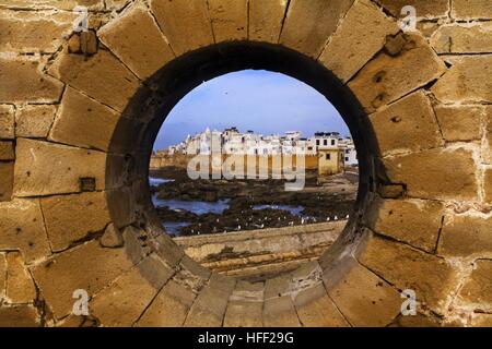 Essaouira, Marocco le mura della città dall'oblò in cittadella vecchia Foto Stock