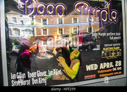 Poster da parete che annuncia un concerto dal vivo della popolare band britannica del gruppo Hard Rock Deep Purple a Sydney in Australia Foto Stock