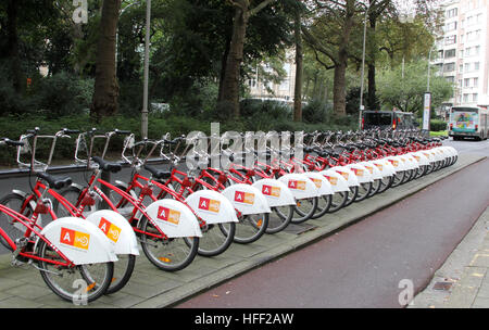 Biciclette schierate per affitto a Anversa in Belgio. Questa stazione Velo-stazione è da Leopold Hotel. Foto Stock