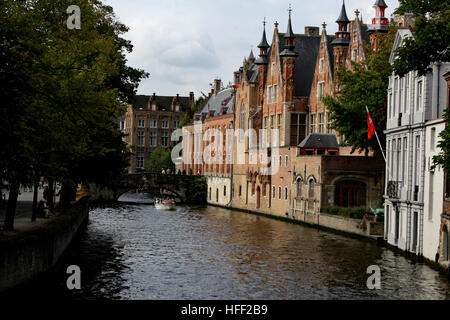 I canali di Bruges offrono fascino e un unico vantage per visualizzare la città e il tour di tela barche il loro modo attraverso le acque. Foto Stock