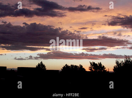 Tramonto nel deserto si trasforma il cielo multi-tinte con wind-driven, blu, rosa e viola le nuvole. Foto Stock