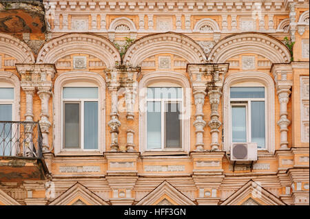 Multi-storia edificio storico con windows Foto Stock