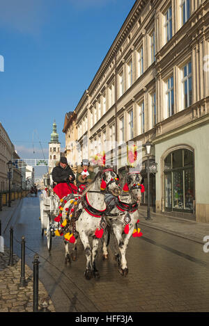 Carrozza a cavalli Grodzka Street Cracovia Polonia Foto Stock