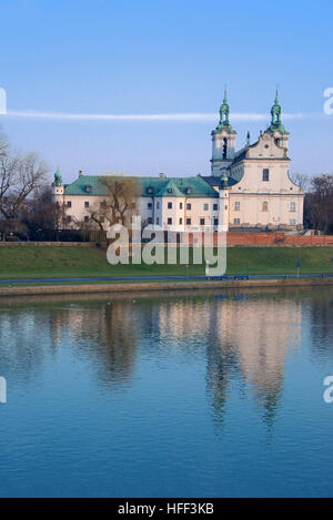 Fiume vistola con Pauline Chiesa sulla roccia e Monastero Cracovia Polonia Foto Stock