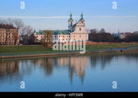 Fiume vistola con Pauline Chiesa sulla roccia e Monastero Cracovia Polonia Foto Stock