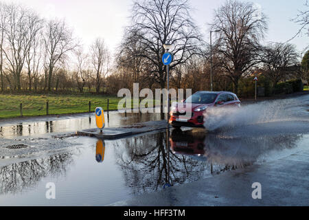 Regno Unito meteo allagamento car red attraverso il diluvio Foto Stock