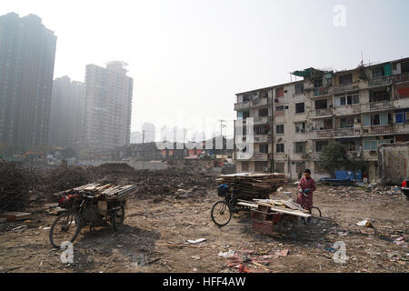 Distruzione di Shanghai Longtangs. - 08/12/2016 - Cina / Shanghai - Femmina gleaner. Distruzione di Shanghai Longtangs. All'inizio degli anni ottanta, la maggior parte della popolazione viveva in Longtangs, cioè piccoli villaggi in città. Ther distruzione segue la curva di crescita e quindi di ettari di terreno attendono il promotore che deciderà di costruire un centro commerciale o un bar di edifici. Alcuni proprietari sono resistendo e continuano a vivere nella loro casa. Acqua ed elettricità sono poi tagliati fuori. L'altr ricevono una compensazione e vengono inviati alla periferia. Tutto ciò che viene riciclata e utilizzata per costruire Foto Stock