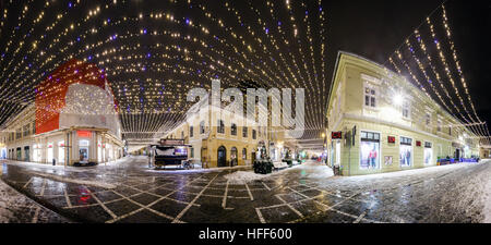 BRASOV, Romania - 15 dicembre 2016: panoramica vista notturna della Repubblica Street decorato per l'inverno hollidays con le luci di Natale in Brasov città vecchia c Foto Stock