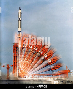 Una foto con esposizione temporale del lancio di Gemini 10, che cattura il momento drammatico di accensione e salita. La missione Gemini 10 faceva parte del programma Gemini della NASA, che giocò un ruolo chiave nella preparazione degli astronauti per le missioni lunari Apollo. La missione includeva l'attracco con un veicolo bersaglio Agena, migliorando le tecniche di manovra dei veicoli spaziali. Foto Stock