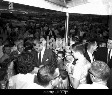 Il dottor Wernher von Braun, una figura di spicco nello sviluppo della tecnologia dei razzi, firma autografi in un evento pubblico, condividendo i suoi contributi all'esplorazione spaziale. Foto Stock
