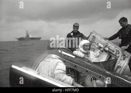 L'equipaggio del Gemini 9, inclusi gli astronauti Gene Cernan e Tom Stafford, si vede sventolare verso l'aereo Wasp durante la loro missione. Gemini 9 faceva parte del programma della NASA per prepararsi agli atterraggi lunari nel programma Apollo. Foto Stock