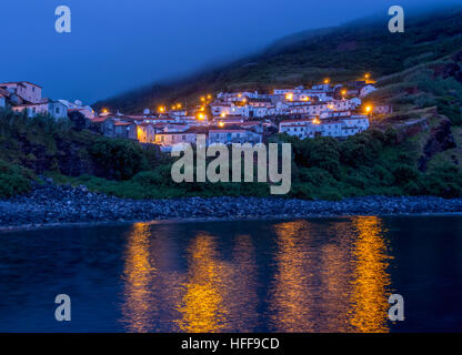 Portogallo Azzorre, Corvo, Twilight vista della Vila do Corvo. Foto Stock