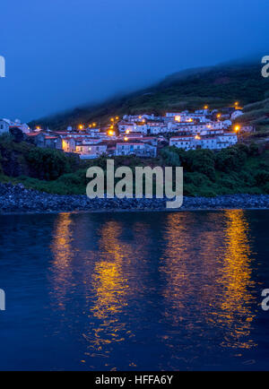 Portogallo Azzorre, Corvo, Twilight vista della Vila do Corvo. Foto Stock