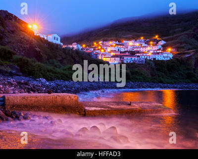 Portogallo Azzorre, Corvo, Twilight vista della Vila do Corvo. Foto Stock