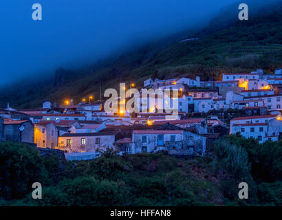 Portogallo Azzorre, Corvo, Twilight vista della Vila do Corvo. Foto Stock