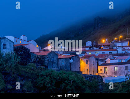 Portogallo Azzorre, Corvo, Twilight vista della Vila do Corvo. Foto Stock